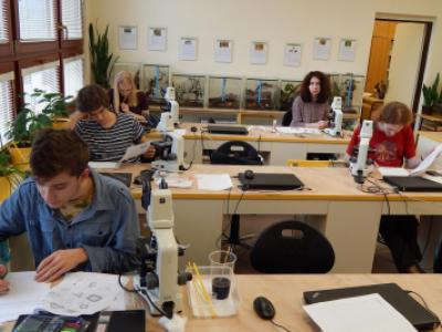 Školní kolo Biologické olympiády kategorie A a B, 17. 2. 2016, praktický úkol, (foto Pavel Groh)
